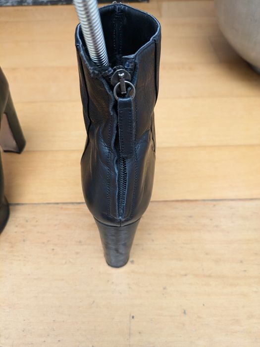 Botins compensados em pele