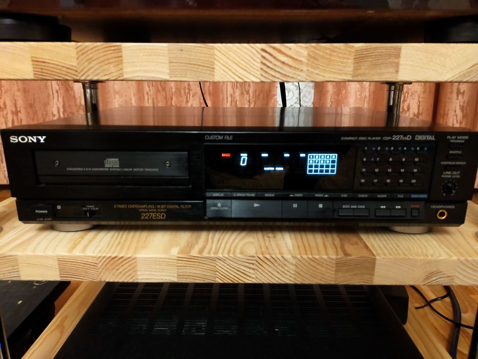 Проигрыватель КД  ,, Sony cdp 227 esd  mk 2 '' . Пульт  !