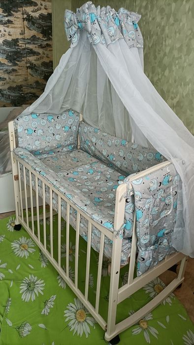 Продам кроватку маятник со всем наборчиком.