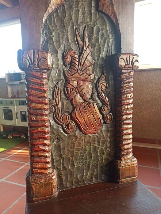 Cadeira esculpida, estilo mediaval ou gótico