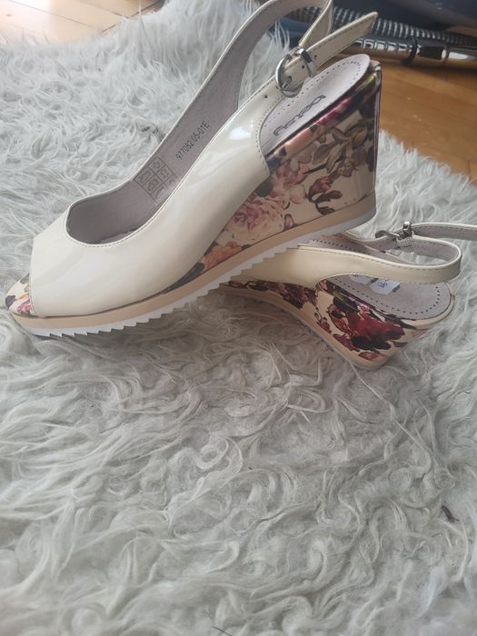 Buty na koturmue beżowe 37