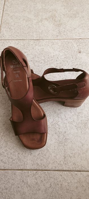 Sandálias castanhas