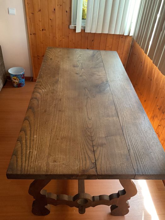 Mesa de jantar em madeira maciça