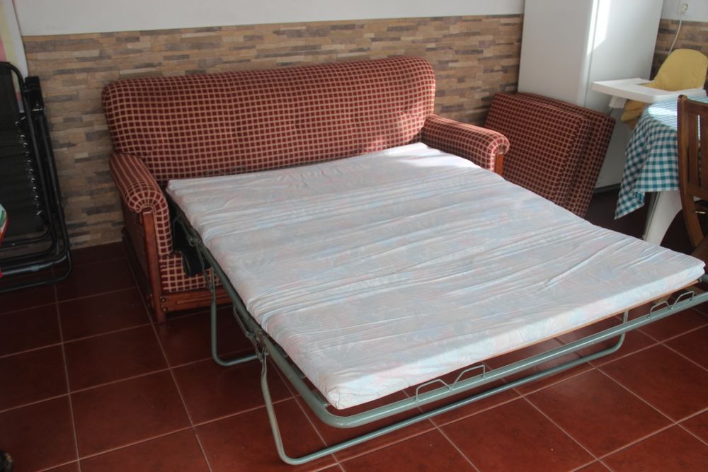 Sofá cama de madeira e tecido xadrez