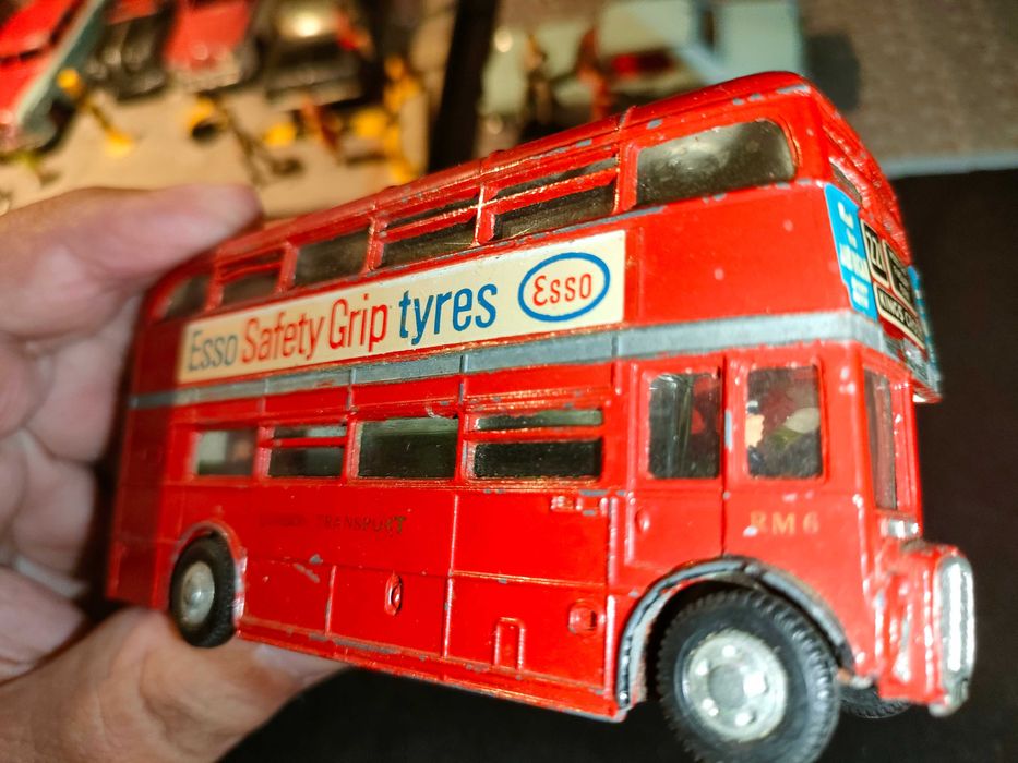 Autocarros Dinkys e Corgi