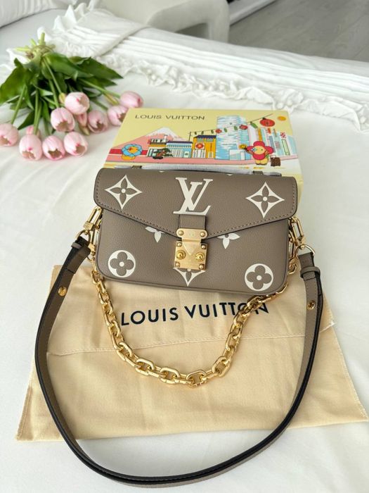 Toebka Louis Vuitton pochette east west beige