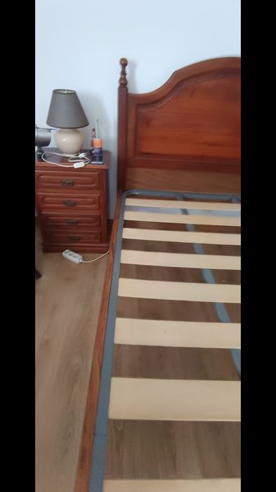 Cama casal e mesinhas cabeceiras  Madeira  compacta