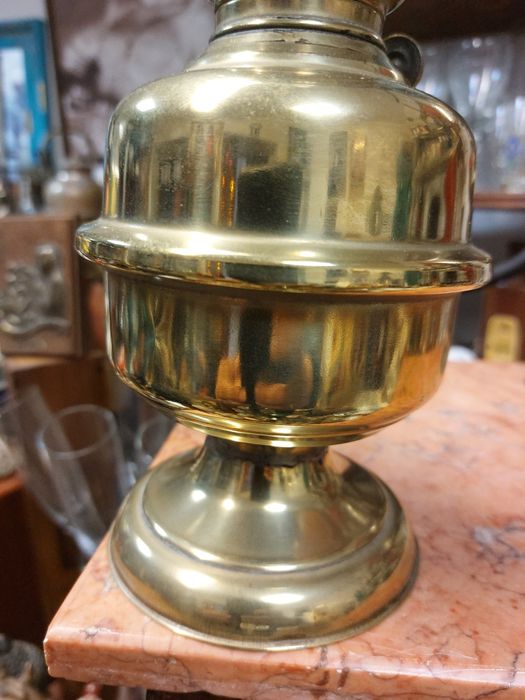 Candeeiro a querosone antigo em latão 

Estado impecável.

Altura - 40