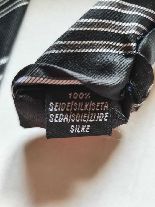 Krawat jedwabny czarny w srebrne skośne prążki (Z)
