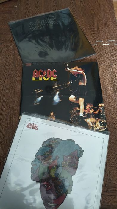 Acdc 
 Live special edition 2lps
Selado

Acdc 
Back on Black 
Novo
Love 
Forever Changes 
Selado 
50€