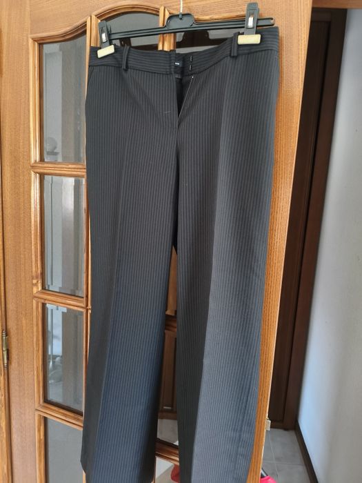 Calça clássica castanho escuro às riscas da marca LA women com bolsos