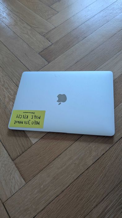 MacBook Air M1 8GB — sprawny, ślady użytkowania, niższa cena