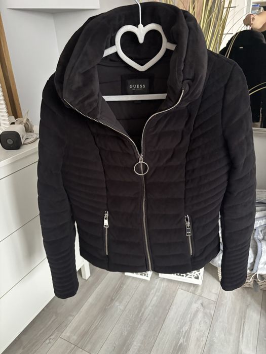 Czarna pikowana kurtka guess
