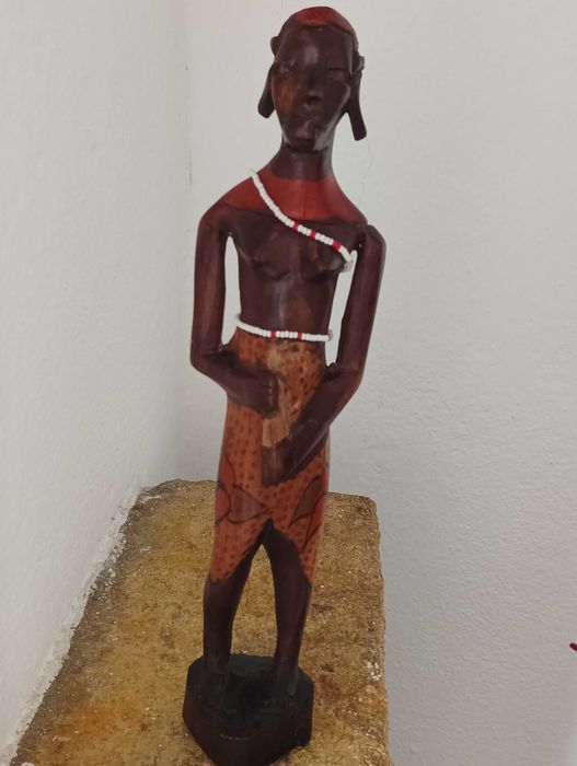Escultura africana de guerreiro em madeira maciça