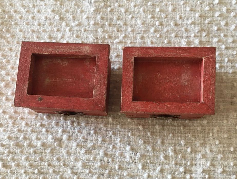 2 Small wooden boxes with mesh64584822428289122