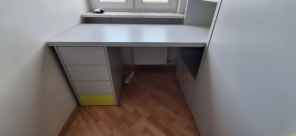 Łóżko piętrowe z garderobą i biurkiem