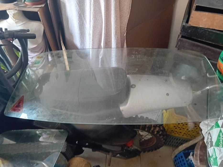 Parabrisas antigo para automóvel antigo ligeiro