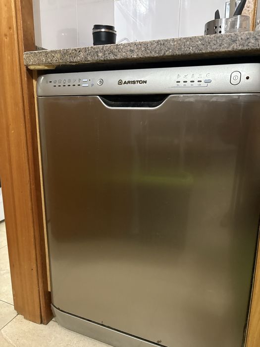Maquina lava loiça Ariston