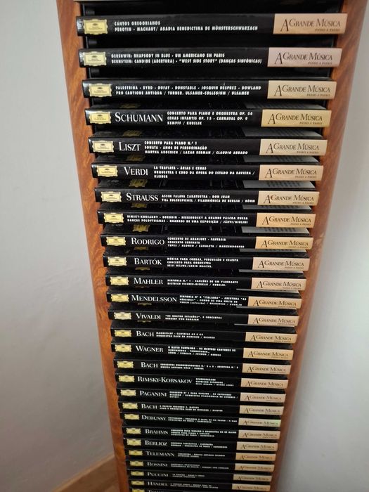 Torre com livro e cds de musica clássica