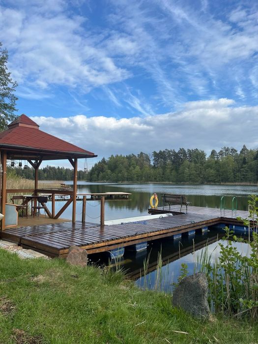Dom nad jeziorem z jacuzzi ogrodowym .