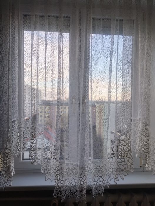 Firana na taśmie z gipiurą na duże okno - 5,20 m po umieszczeniu