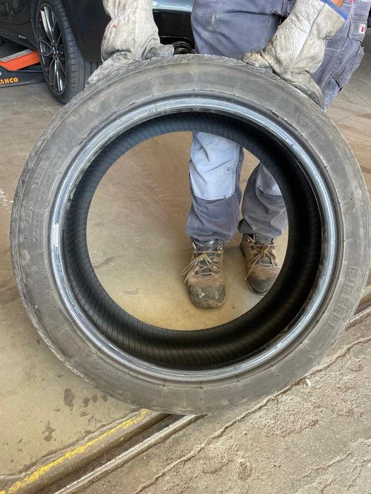 Pneus Pirelli para Mercedes ou Similar pouco usados.