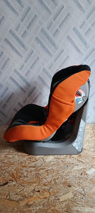 Дитяче автокрісло CHICCO.
 Автокрісло Chicco universal 9-18 кг. Регулю