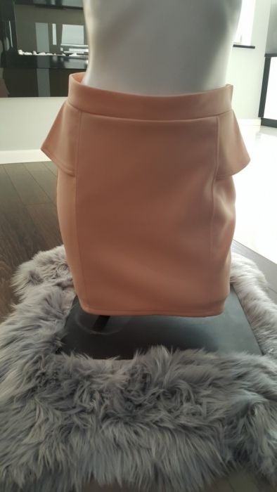 Brzoskwiniowa krótka spódnica Reserved 36-38