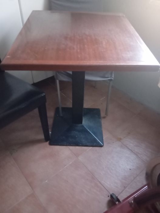 Mesa e cadeiras.