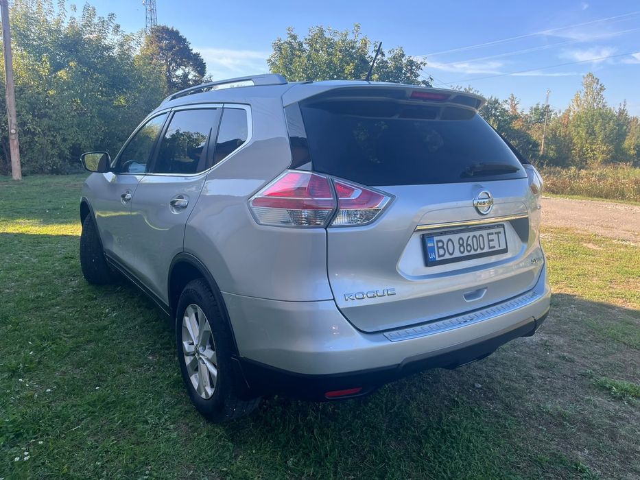 Автомобіль "Nissan Rogue"