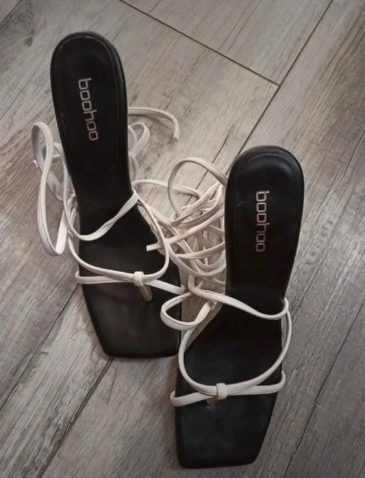 Białe sandały na szpilce wiązane wysokim obcasie 40