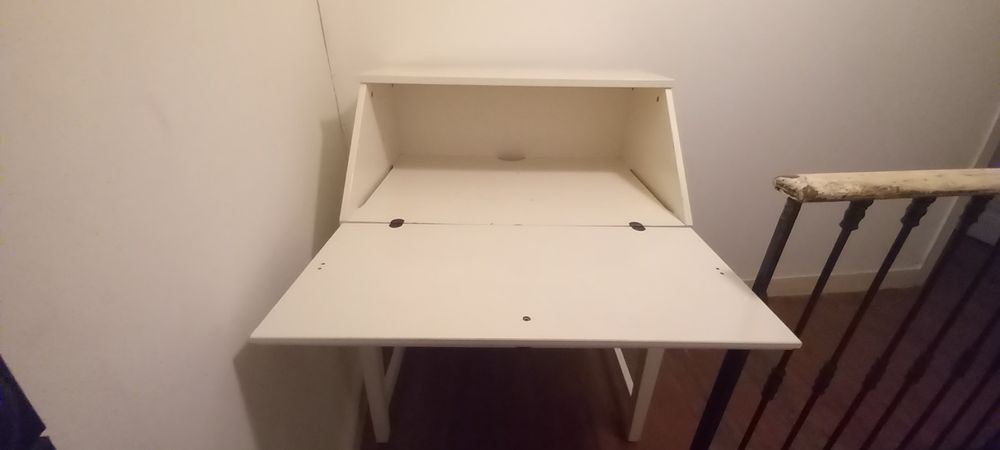 Escrevaninha branca para estudo