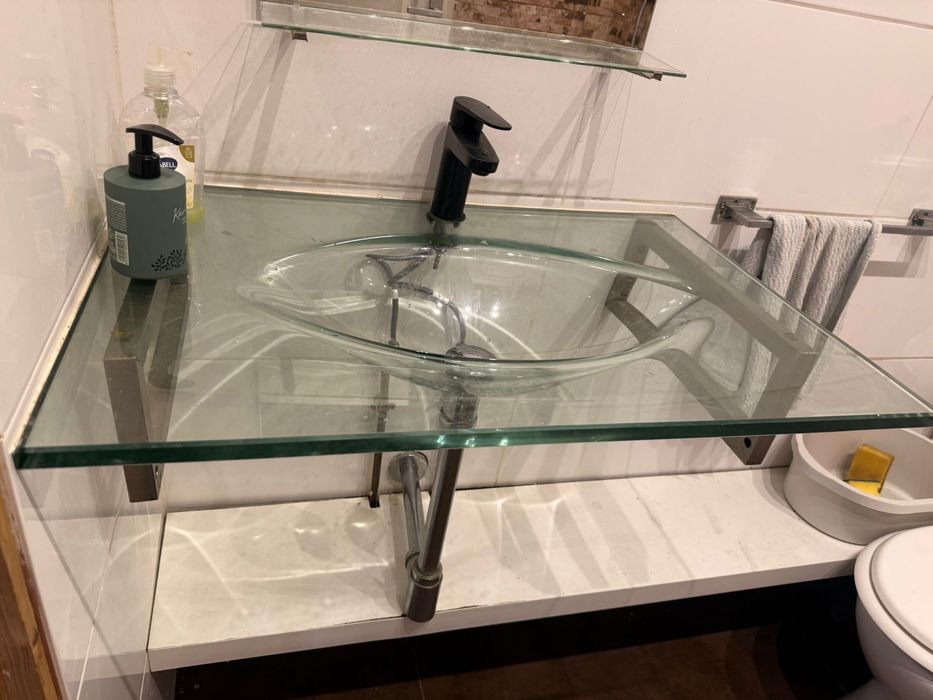 Lavatório de vidro suspenso 80x50 cm com torneira e estrutura