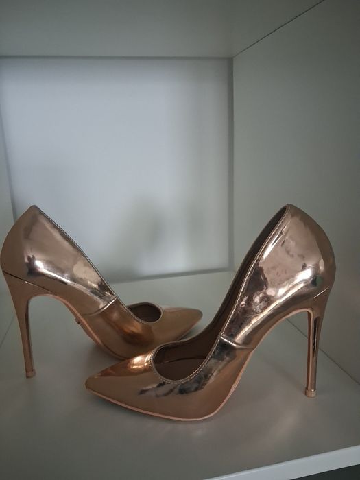 Szpilki złote rozm. 36