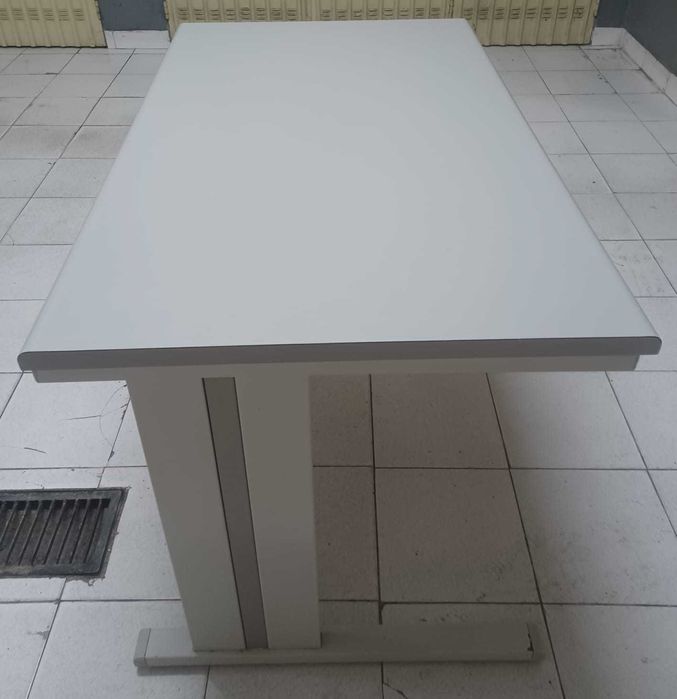 Mesa secretária.