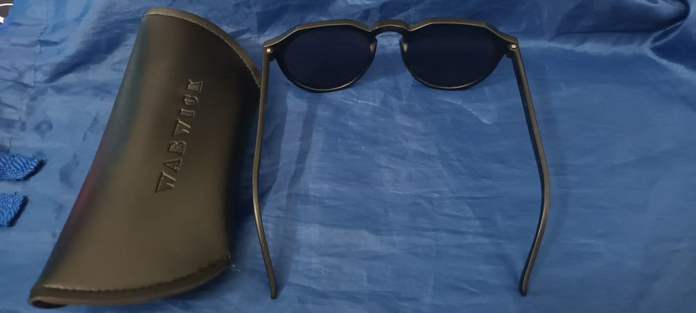 Óculos são do modelo Hawkers Warwick