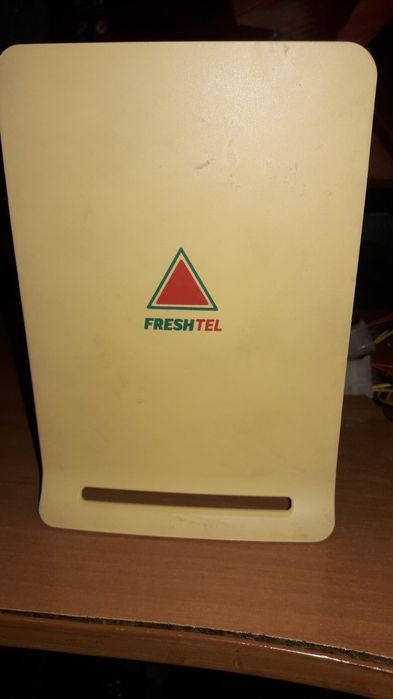 Два телефона и Wi-Fi роултер.