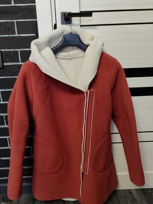 Пальто жіноче хл коралового кольору замочок на бік.