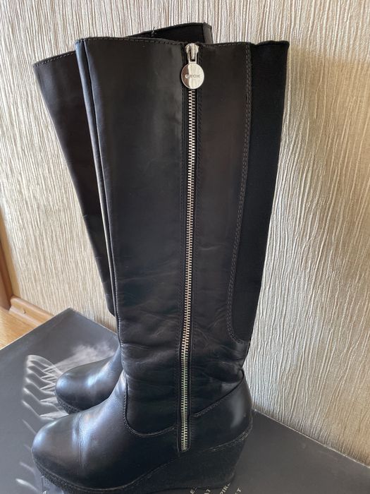 Продам осенние сапоги Geox