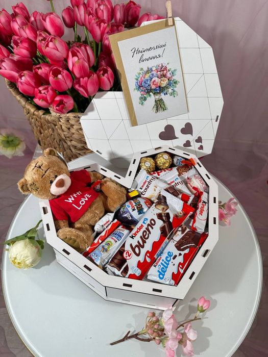 Ідеальний солодкий подарунок коханій до 8 березня з солодощами і Teddi
