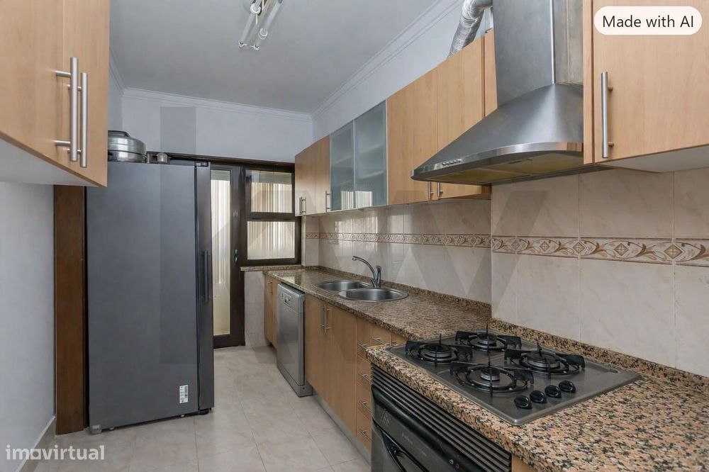 Apartamento T4 transformado em T3 na Amora