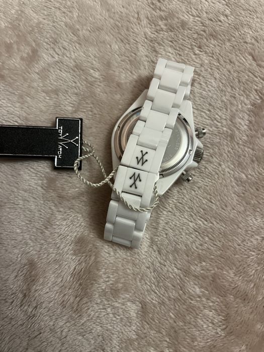 Годиник унісекс дуже стильно виглядає , він керамічний