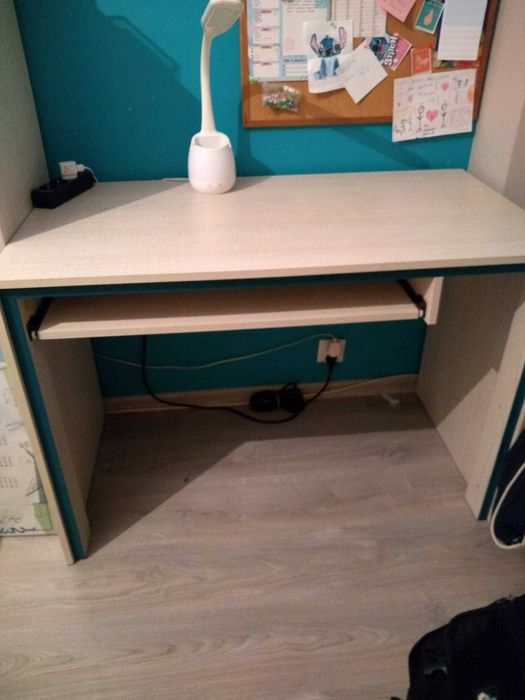 Meble młodzieżowe biurko, 2 półki wiszące