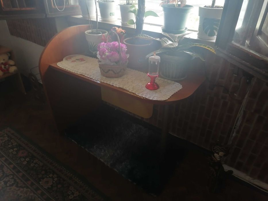 Secretaria e uma mesa