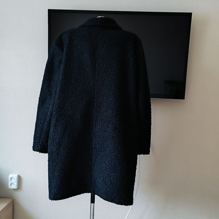 Чорне букльоване пальто