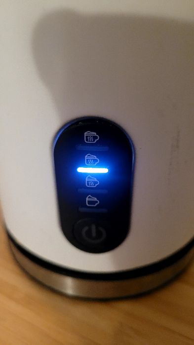 Elektryczny spieniacz do mleka z funkcją podgrzewania