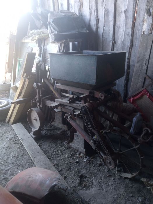 Продам картоплесаджалку під плуг