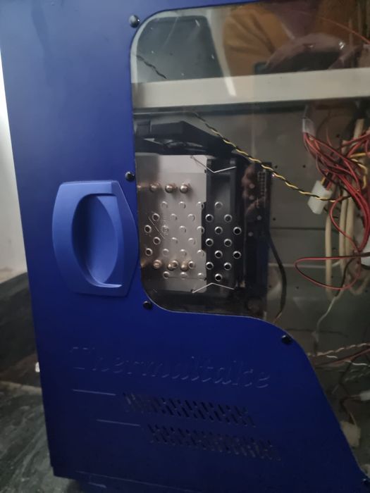 Caixa Thermaltake Xaser III com alguns componentes