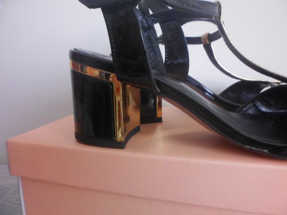 sandálias como novas cor preta e dourada para senhora