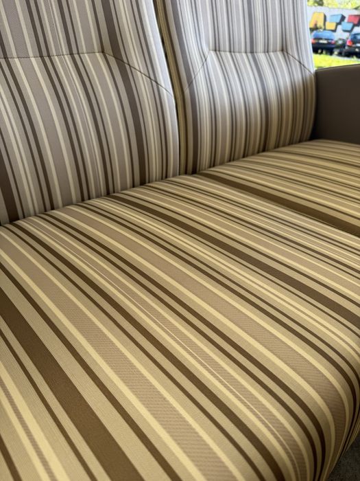 Sofá de 2 lugares, em couro sintético, quase nunca utilizado!